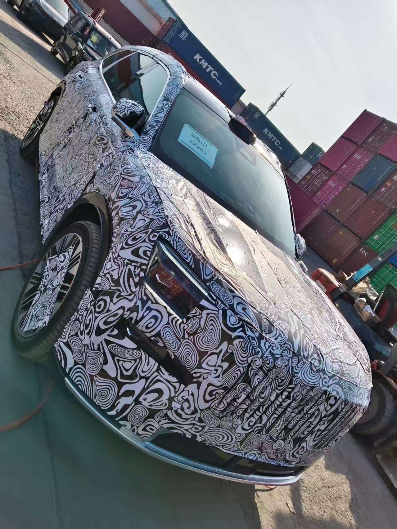 Camouflaged ZEEKR 8X with a windshield sign reading urgent and NVIDIA summit in Chinese
