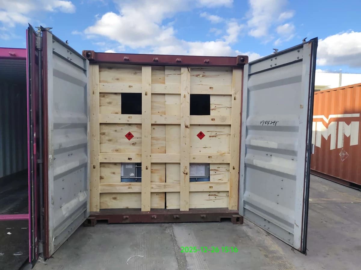 Shipment photograph: timber bracing at the container doors after loading.
