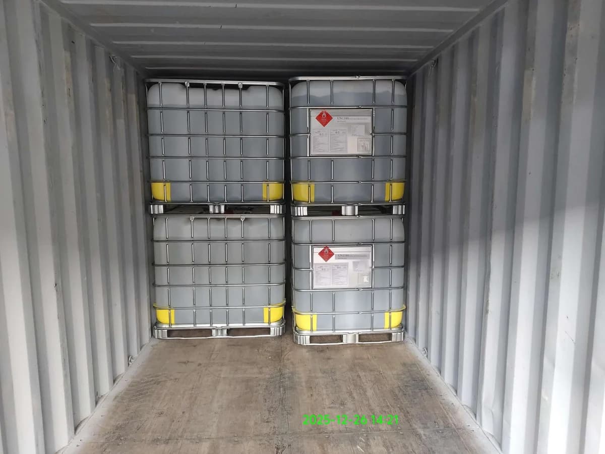 Shipment photograph: rows and tiers of IBCs during loading.