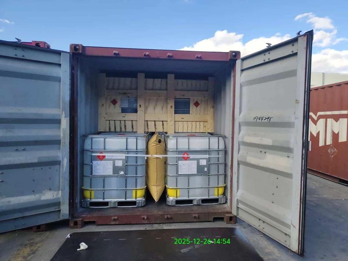 Shipment photograph: upper-tier timber bracing in relation to the lower IBCs and dunnage bag.