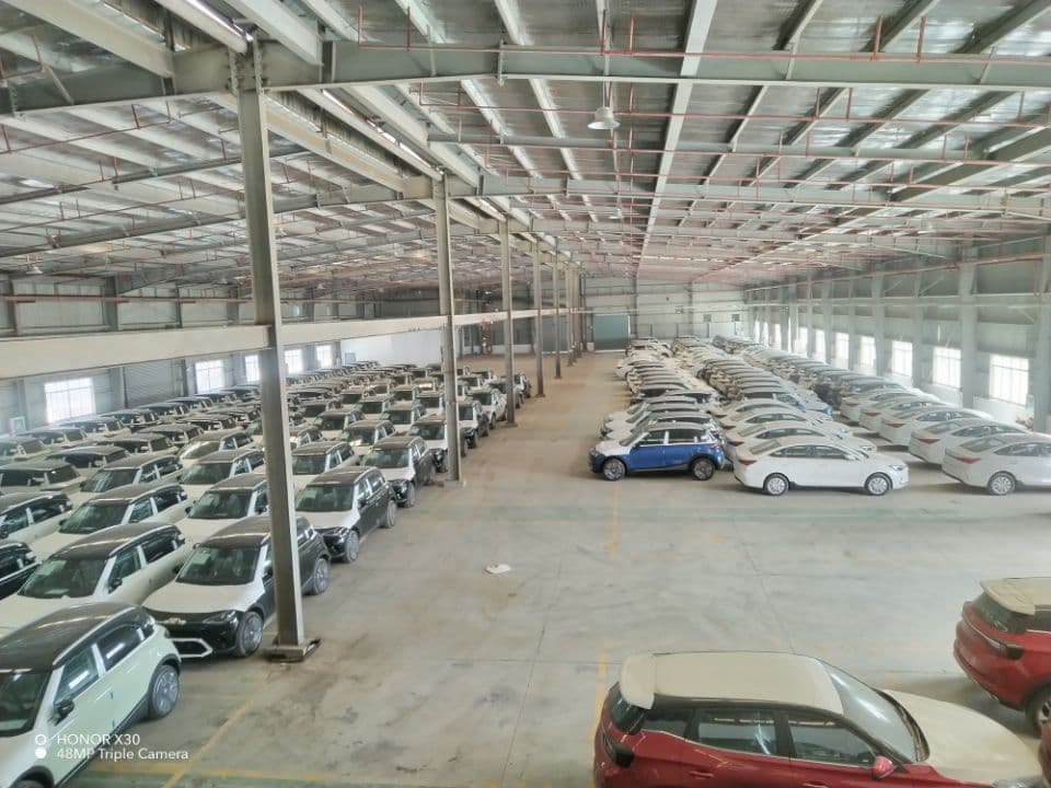 Reference view of vehicles stored inside the partner warehouse
