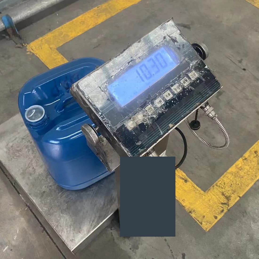 On-site photograph: weighing display, shown as equipment context.