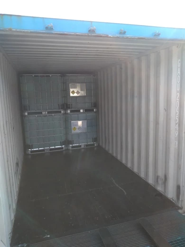 Shipment photograph: next row. Left IBC crosswise; right IBC lengthwise, reversing the preceding row.