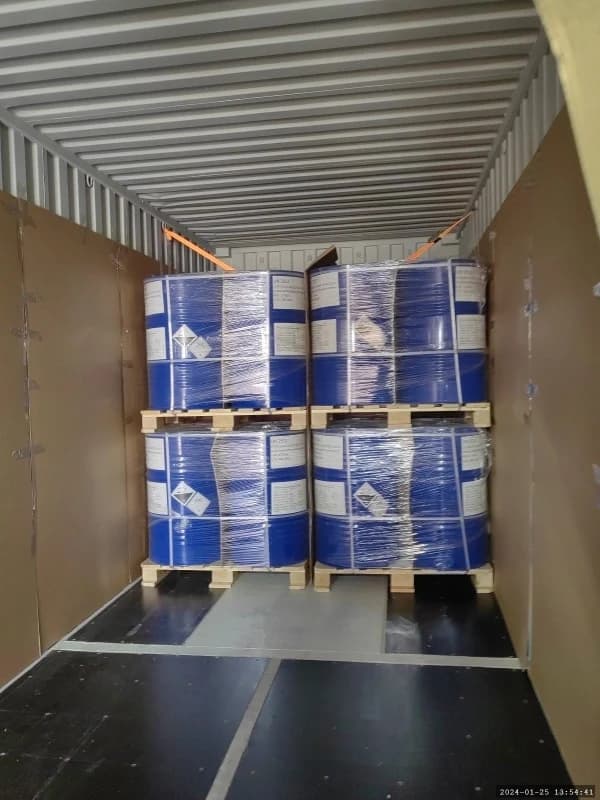 Shipment photograph: palletised drums in tiers, documenting the layout and separating material.